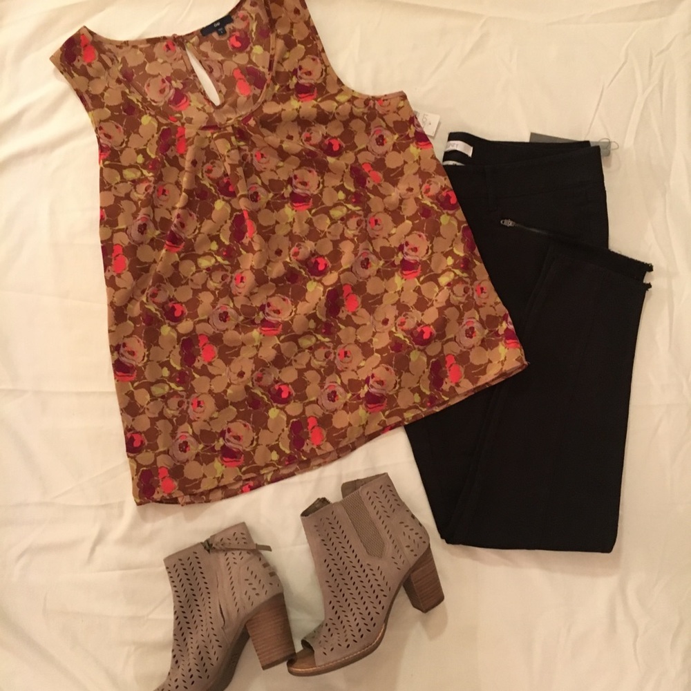 Gap floral patterned blouse.
